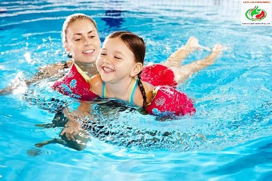 Hãy cho bé làm quen nước trước khi bắt đầu học bơi ếch